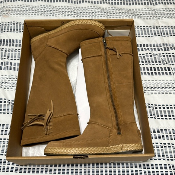 Ugg size 6. Brand new in the box. Never worn. - Picture 1 of 3